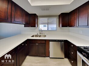 549 Bastanchury Ave in Henderson, NV - Foto de edificio - Building Photo