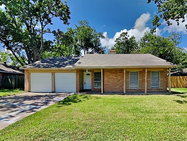 property at 809 Lochmoor Ln