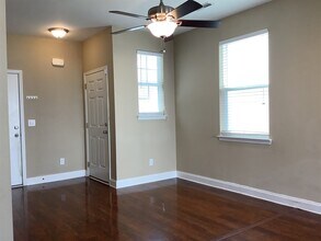 8811 Shadowglen Dr in North Charleston, SC - Foto de edificio - Building Photo