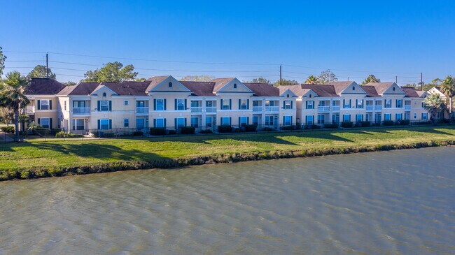 Lakeside Pointe Apartments & Townhomes in Pearland, TX - Building Photo - Building Photo