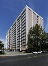 Vista Towers in Los Angeles, CA - Foto de edificio - Building Photo