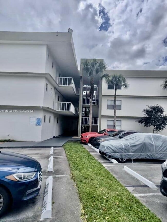 4255 N University Dr in Sunrise, FL - Building Photo - Building Photo