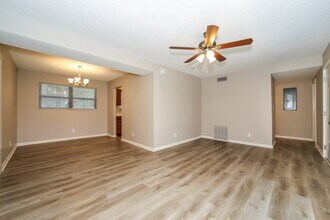 6904 Cherbourg Ave S in Jacksonville, FL - Foto de edificio - Building Photo