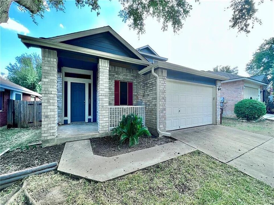 2012 Buckley Ln in Round Rock, TX - Building Photo