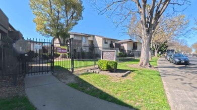 Silk Oak Apartments in Modesto, CA - Building Photo - Building Photo