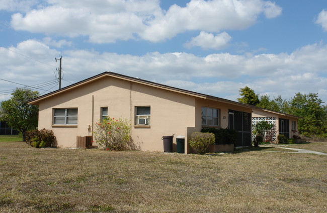 3738 SE 9th Pl in Cape Coral, FL - Foto de edificio - Building Photo