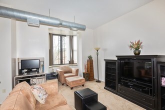 5200 S Ellis Ave, Unit 312 in Chicago, IL - Building Photo - Building Photo