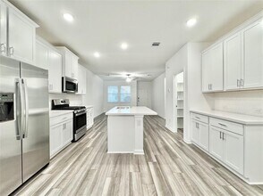 611 Emory Crossing Blvd in Hutto, TX - Building Photo - Building Photo