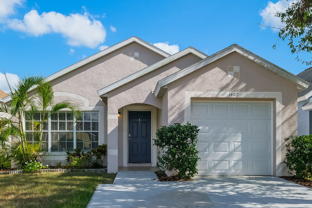 1402 Dew Bloom Rd in Valrico, FL - Foto de edificio