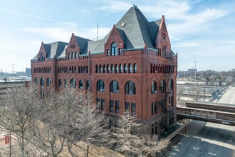 Main Building in Chicago, IL - Building Photo - Building Photo