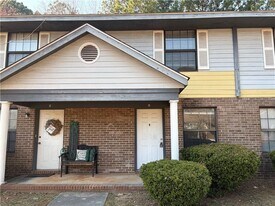 3 Eastview Cir in Greensboro, GA - Building Photo