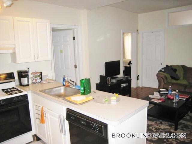 322 St Paul St in Brookline, MA - Foto de edificio - Building Photo