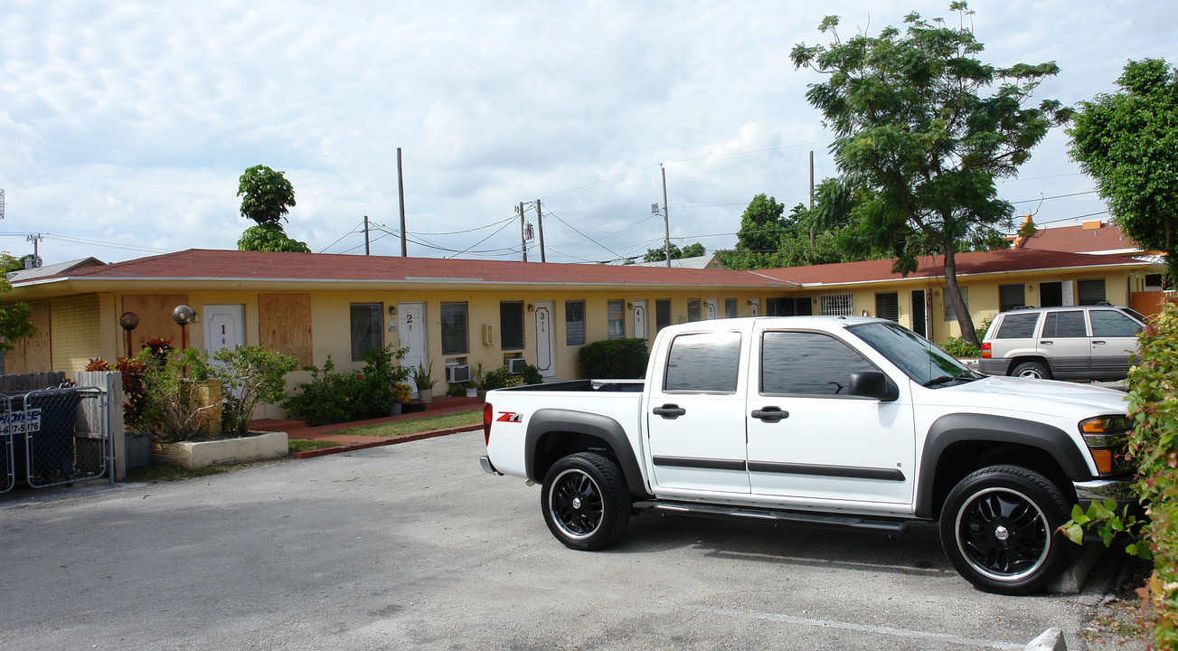 2465 W Flagler St in Miami, FL - Building Photo