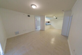 6510 Emerald Dunes Dr, Unit 202 in West Palm Beach, FL - Foto de edificio - Building Photo