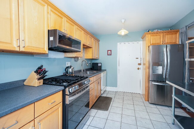 1064 Beacon St in Brookline, MA - Building Photo - Building Photo