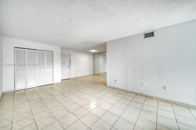 9440 W Flagler St in Miami, FL - Foto de edificio - Building Photo