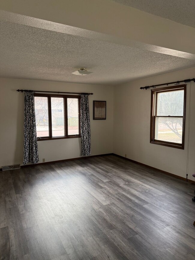 1112 E 6th Ave in Mitchell, SD - Building Photo - Building Photo