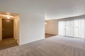 Knottingham Apartments in Clinton Township, MI - Foto de edificio - Building Photo