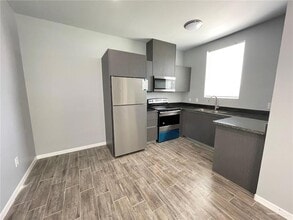 1303 Quitaca Dr, Unit 4 in Edinburg, TX - Foto de edificio - Building Photo