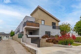 117 W Chestnut St in Glendale, CA - Foto de edificio - Building Photo