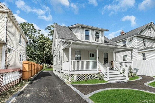 4 W 11th St in Huntington Station, NY - Building Photo - Building Photo
