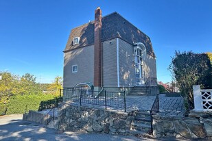 5 Woodward Ave in East Providence, RI - Building Photo