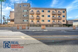 Westlake Park Square Apartments in Los Angeles, CA - Building Photo