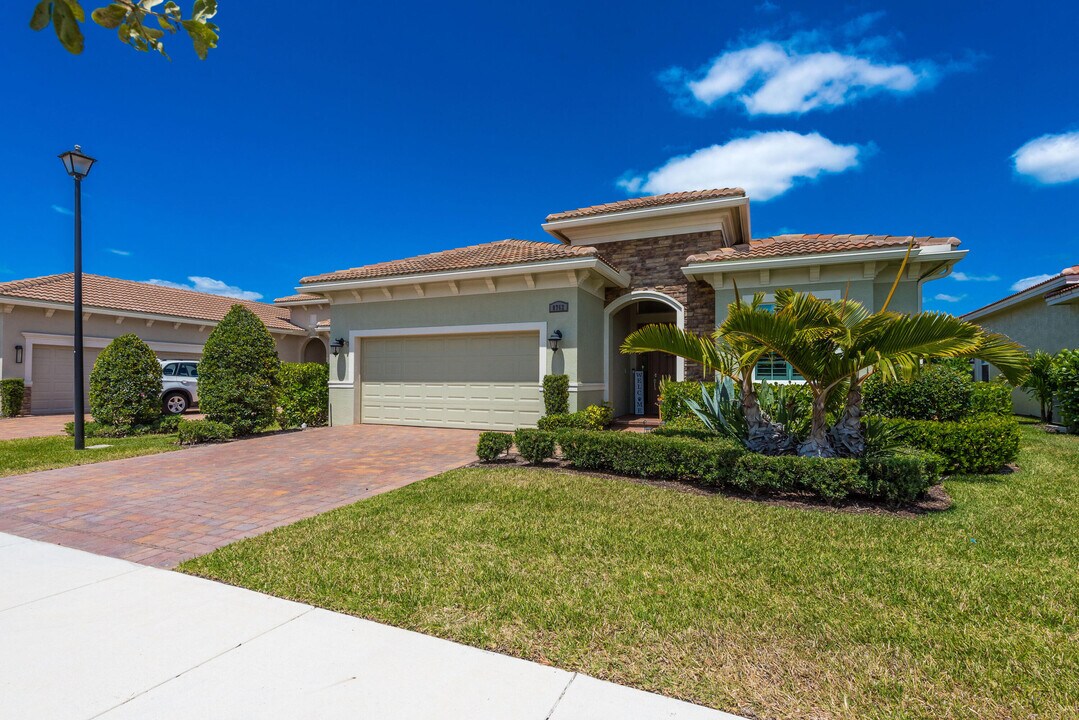 8762 SW Montova Way in Port St. Lucie, FL - Building Photo