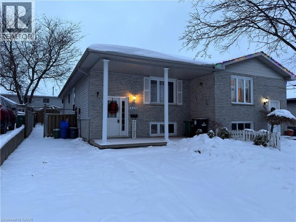 226 Scott Rd in Cambridge, ON - Building Photo