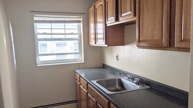 26 Grove St, Unit 6 in Arlington, MA - Foto de edificio - Building Photo