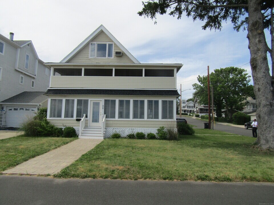 48 Beach Ave in Milford, CT - Building Photo