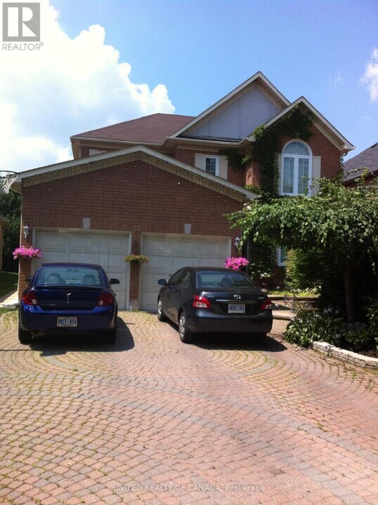 23 Bradgate Dr in Markham, ON - Building Photo