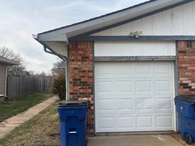 2423 Farmstead St in Wichita, KS - Building Photo