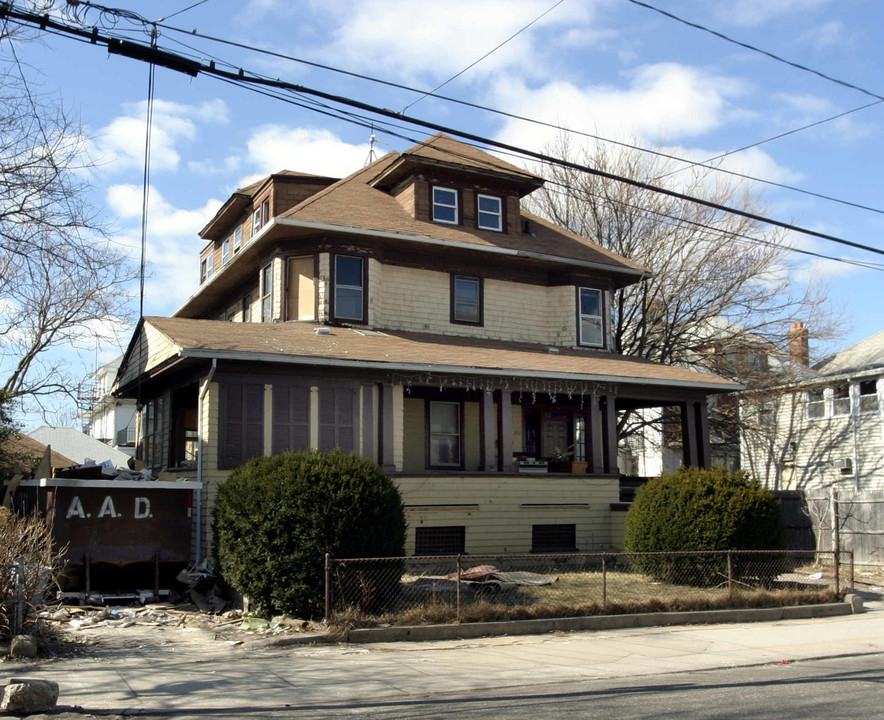 249 Beach 120th St in Rockaway Park, NY - Building Photo