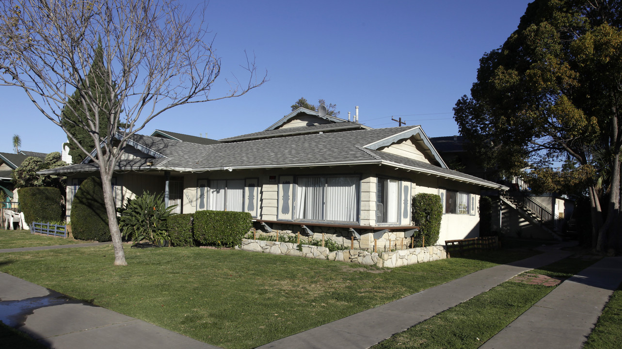 1559 E Canfield Ln in Anaheim, CA - Building Photo