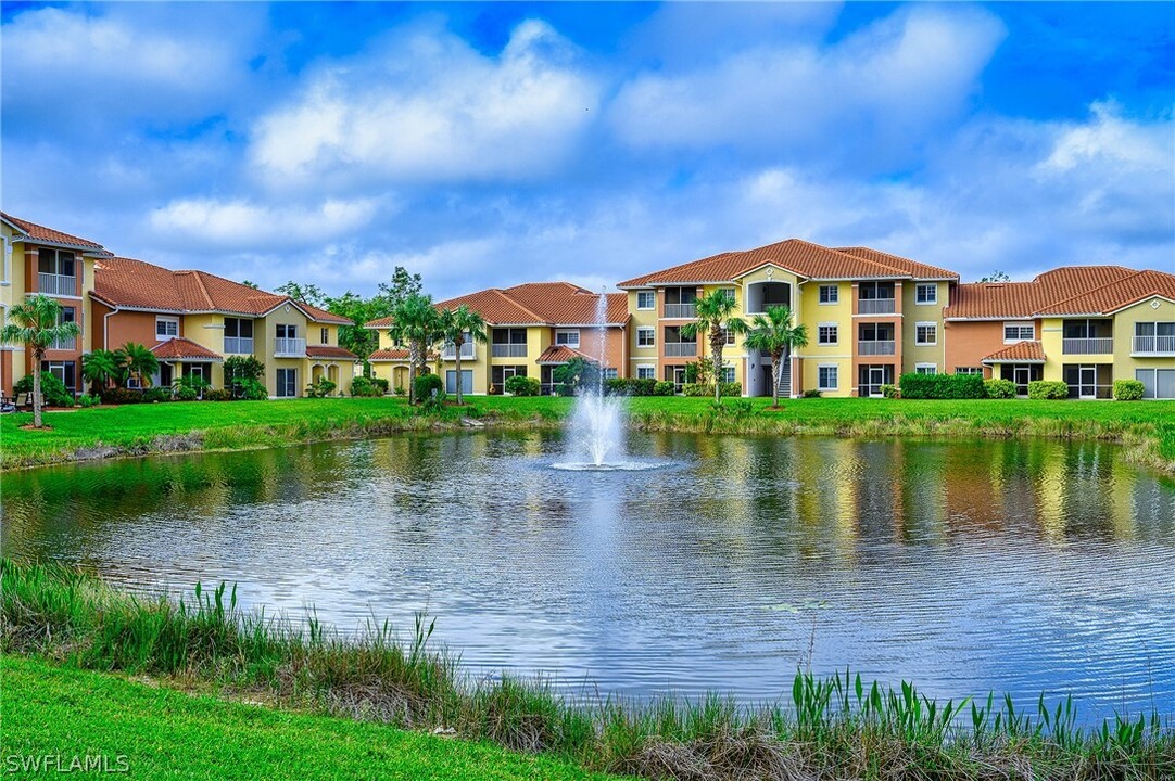 13190 Bella Casa Cir in Ft. Myers, FL - Foto de edificio