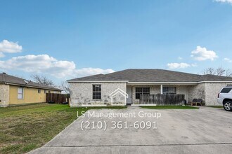 7636 Oak Chase in San Antonio, TX - Building Photo - Building Photo