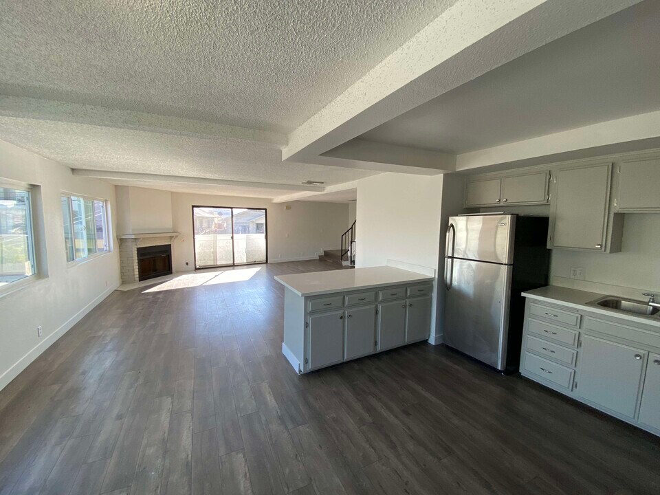 829 N Bunker Hill Ave in Los Angeles, CA - Building Photo