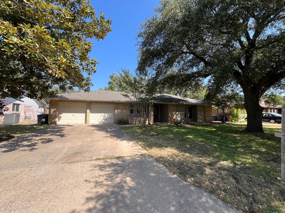 3802 Woodchester Ln in Austin, TX - Foto de edificio