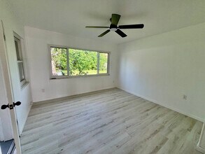 1895 Allendale Dr in Clearwater, FL - Foto de edificio - Building Photo