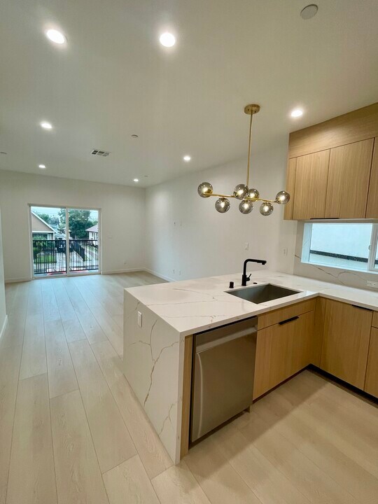 611 1/2 W 41st Pl in Los Angeles, CA - Building Photo