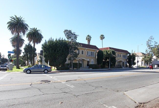 5100 Franklin Ave in Los Angeles, CA - Building Photo - Building Photo