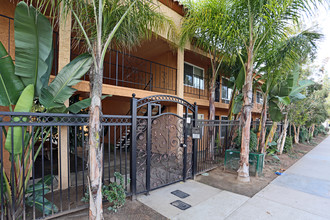 Broadway Square Apartments in El Cajon, CA - Building Photo - Building Photo