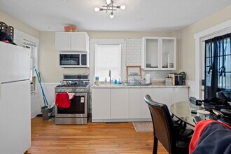 305 Cornell St, Unit #2 in Boston, MA - Foto de edificio - Building Photo