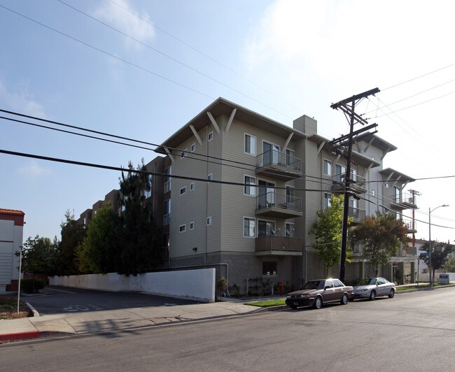 Valerio Vista in Reseda, CA - Foto de edificio - Building Photo