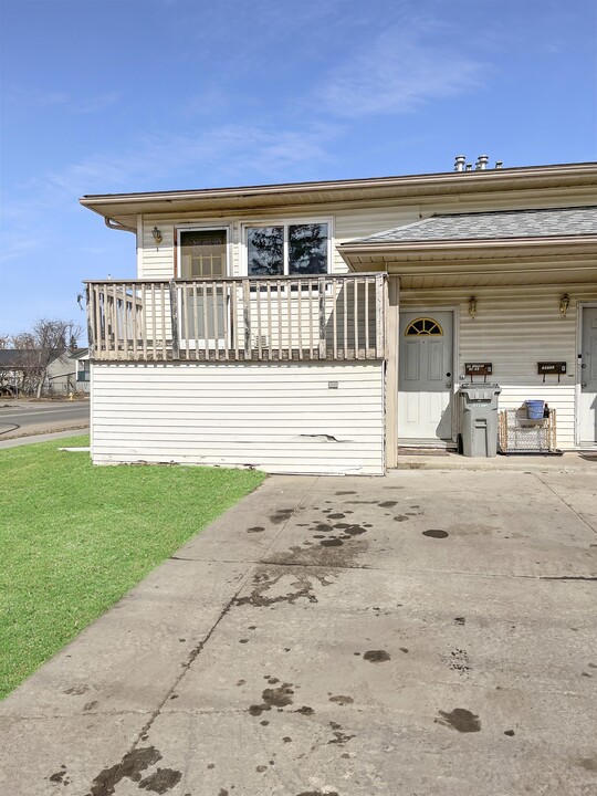 10031 B 106 Ave. in Grande Prairie, AB - Building Photo