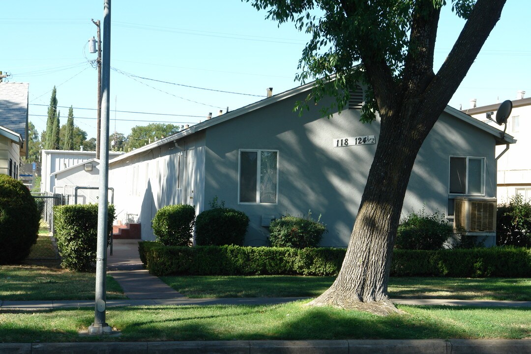 118-124 W 18th St in Merced, CA - Building Photo