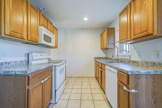 1114 S San Marcos, Unit 1 in San Antonio, TX - Foto de edificio - Building Photo