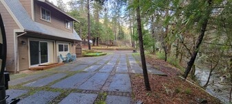 3033 Granite Hill Rd in Grants Pass, OR - Building Photo