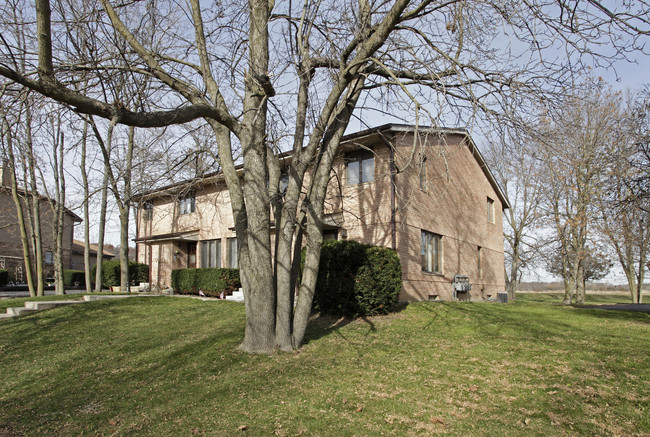 1325 Camden Way in Waukesha, WI - Foto de edificio - Building Photo